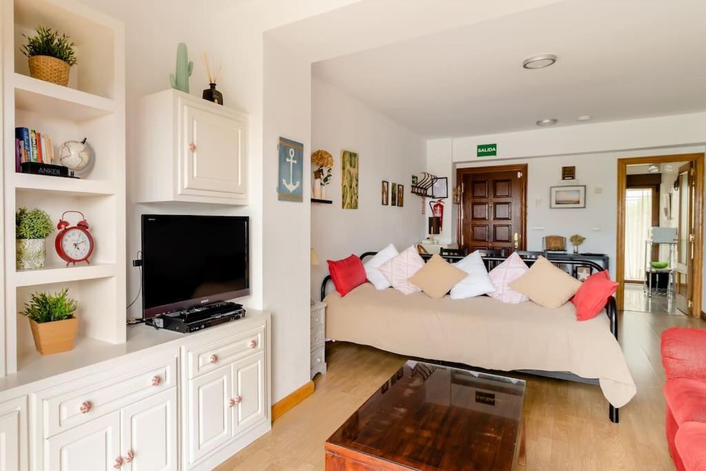 Casa De Las Flores - Apartamento Con Jardin Privado Frente A La Playa De 코밀라스 외부 사진