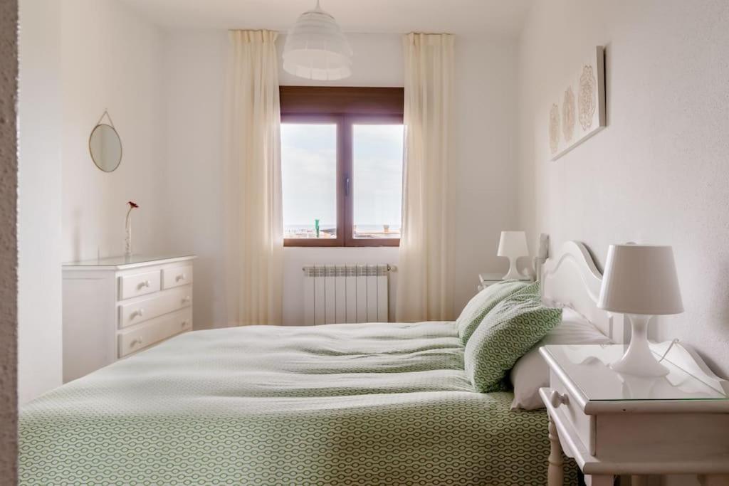 Casa De Las Flores - Apartamento Con Jardin Privado Frente A La Playa De 코밀라스 외부 사진