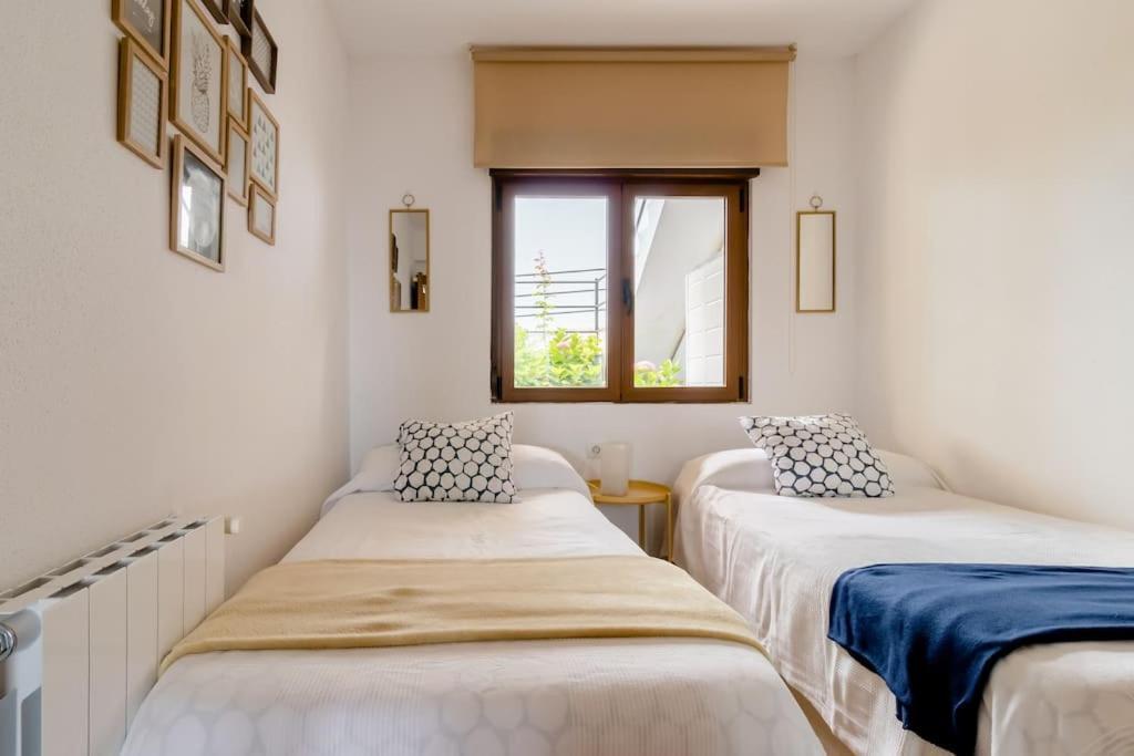 Casa De Las Flores - Apartamento Con Jardin Privado Frente A La Playa De 코밀라스 외부 사진