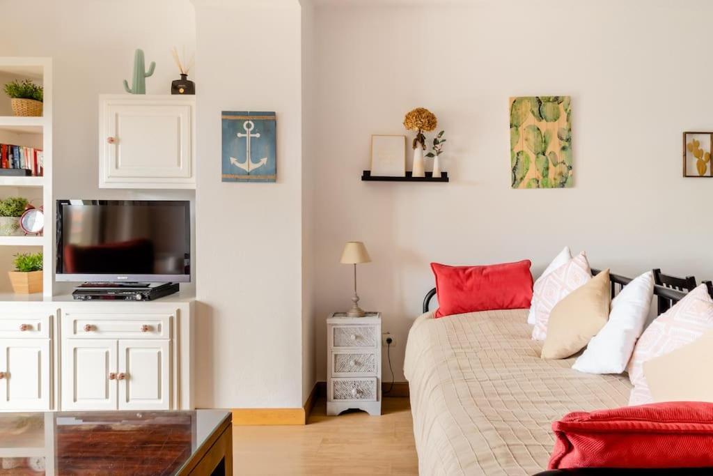 Casa De Las Flores - Apartamento Con Jardin Privado Frente A La Playa De 코밀라스 외부 사진