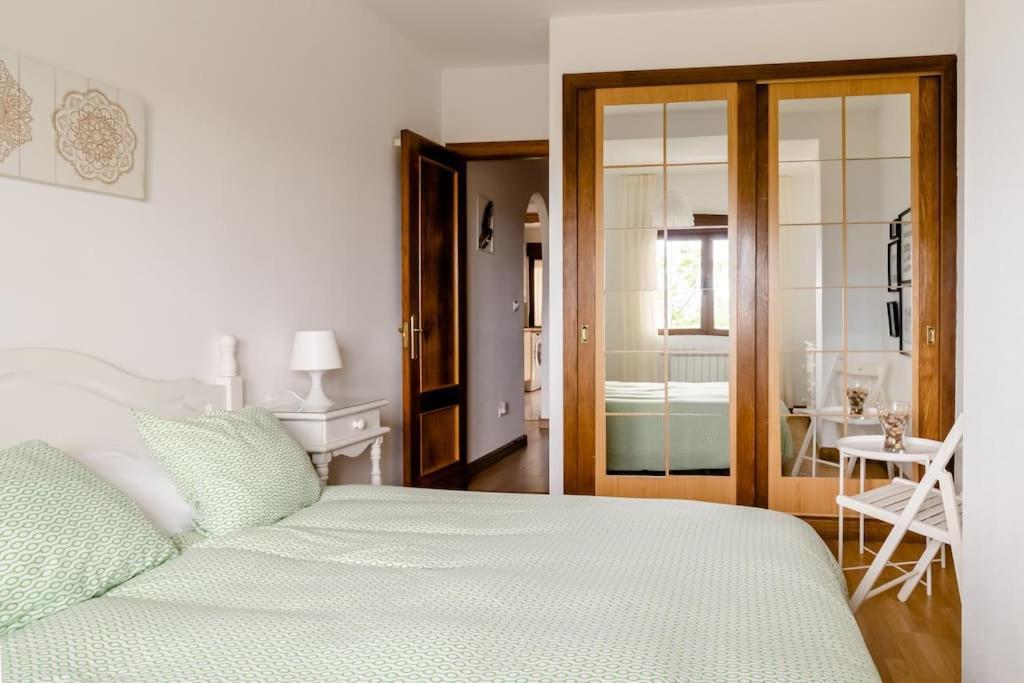 Casa De Las Flores - Apartamento Con Jardin Privado Frente A La Playa De 코밀라스 외부 사진