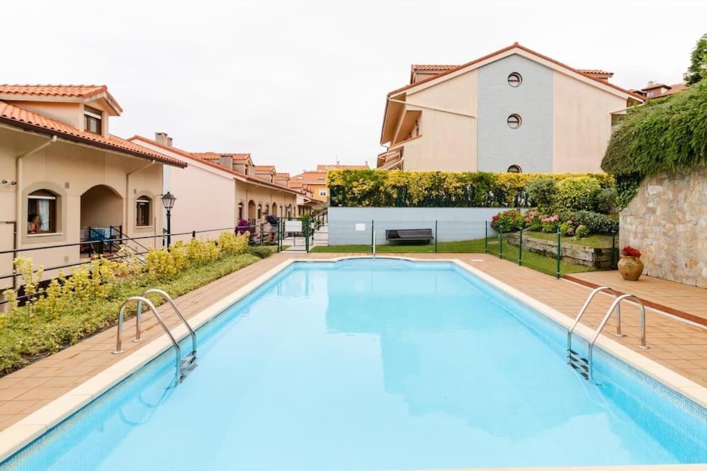 Casa De Las Flores - Apartamento Con Jardin Privado Frente A La Playa De 코밀라스 외부 사진