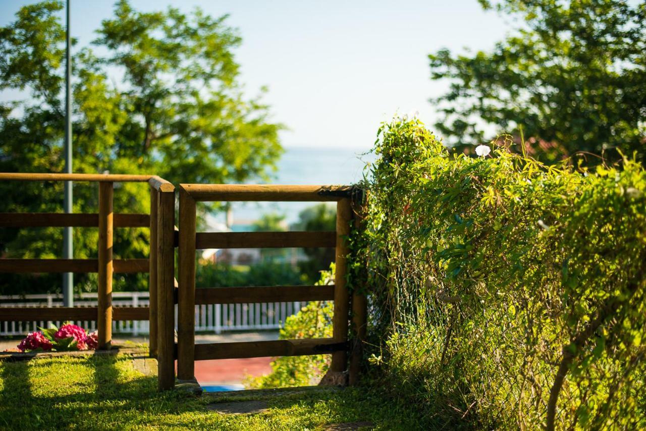 Casa De Las Flores - Apartamento Con Jardin Privado Frente A La Playa De 코밀라스 외부 사진